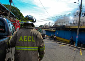 Director de Bomberos: “estamos investigando, localizamos la zona donde inició el fuego”