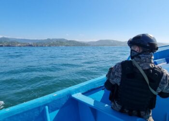 Fuerza Naval realiza búsqueda de joven arrastrado por corriente marina en La Libertad