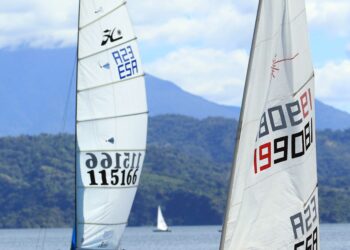 Samuel Romero y Leandro Sánchez dominan el campeonato nacional de vela