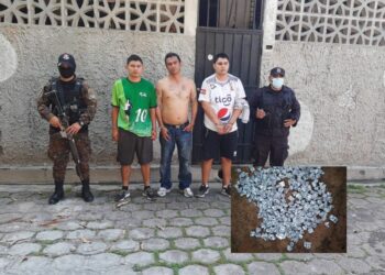 Fuerza Armada descubre a sujetos con más de 30 porciones de crack en Ilopango