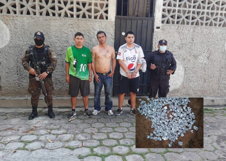 Fuerza Armada descubre a sujetos con más de 30 porciones de crack en Ilopango