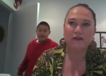 VIDEO: El hijo de una ministra de Nueva Zelanda interrumpe su entrevista en vivo para mostrar una zanahoria deformada