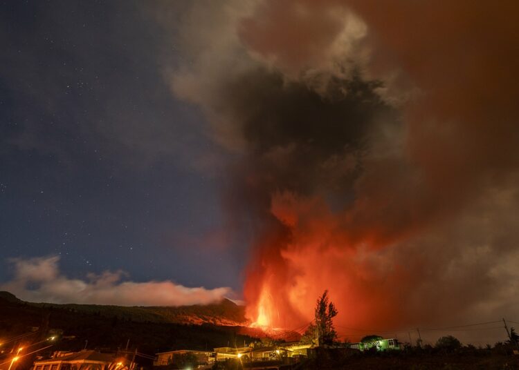 Se desmoronó el cono del volcán de La Palma y paralizaron las operaciones del aeropuerto local