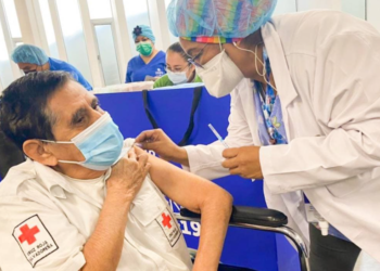 Miembros de la Cruz Roja reciben su tercera dosis de la vacuna contra el Covid-19