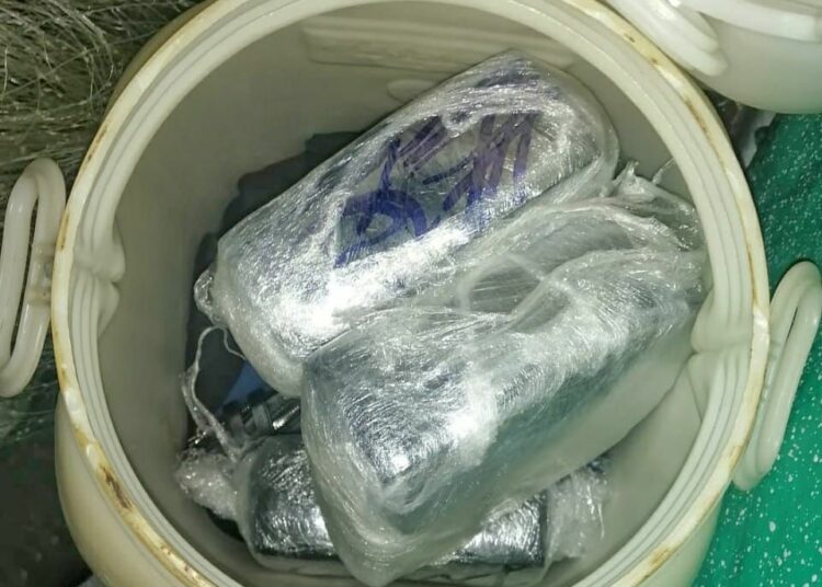 PNC incauta tres barriles con dinero en Puerto El Triunfo, Usulután