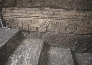 Hallan en Egipto un conjunto de herramientas rituales en el lugar de un templo antiguo