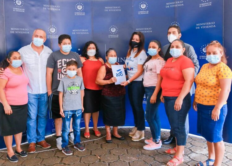 Ministerio de Vivienda entrega escrituras de propiedad a familias de la comunidad El Jícaro, en La Libertad