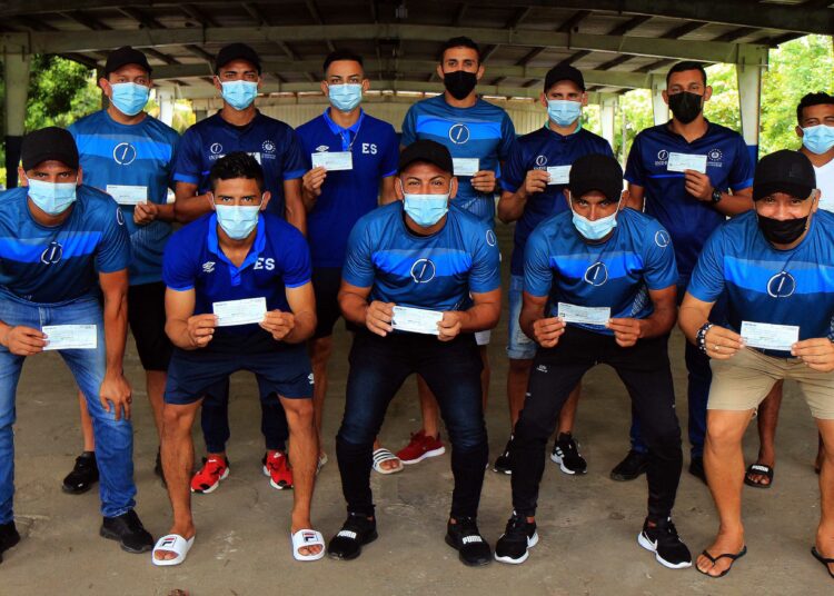 INDES se mantiene al día con la selecta de playa al entregarle su estímulo deportivo