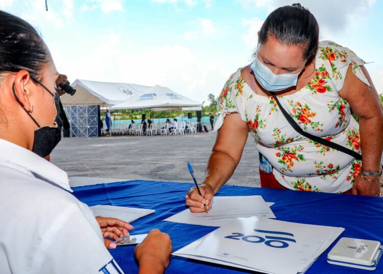 Ministerio de Vivienda entrega escrituras de propiedad a 52 familias de San Martín, las cuales les garantizan seguridad jurídica