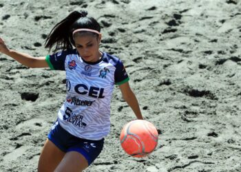 La jugadora salvadoreña Fátima Pérez dentro de la lista a la mejor jugadora de Beach Soccer Worldwide 2021