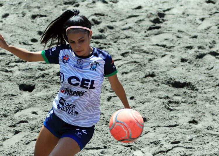 La jugadora salvadoreña Fátima Pérez dentro de la lista a la mejor jugadora de Beach Soccer Worldwide 2021