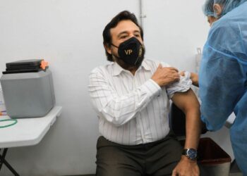 Félix Ulloa, vicepresidente salvadoreño recibió su tercera dosis contra la covid-19