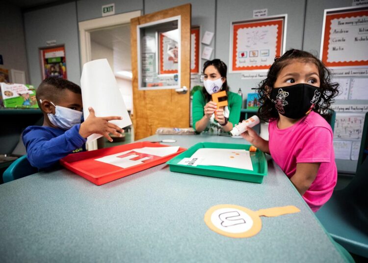 EE.UU: Retienen salarios a juntas escolares en Florida por ordenar el uso de mascarillas