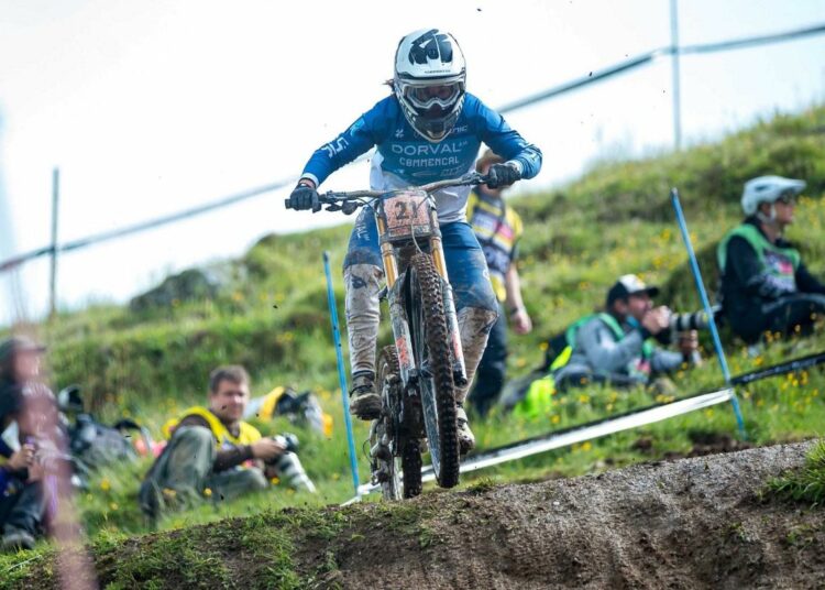 La ciclista salvadoreña Mariana Salazar se coronó campeona del Panamericano de Down Hill 2021