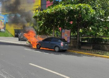 Vehículo se incendia sobre el redondel Masferrer en San Salvador