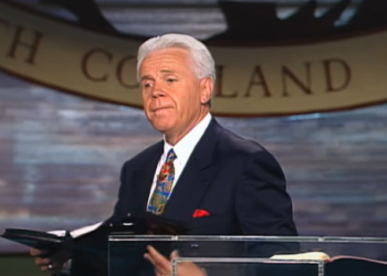 Millonario pastor evangélico urge a la gente donar más dinero para su iglesia y así acelerar la llegada de Jesús