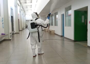 Salud realiza jornada de desinfección en el Hospital de Santa Ana