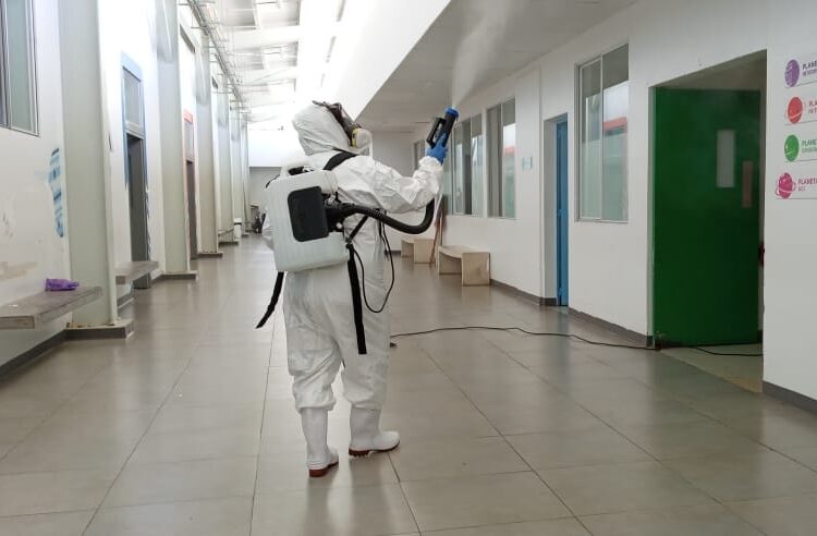 Salud realiza jornada de desinfección en el Hospital de Santa Ana