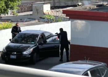 (VIDEO) PNC intercepta a tres ladrones con armas de fuego en un autoservicio en Santa Ana