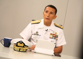 Ministro de Defensa destaca efectividad de helicópteros de la Fuerza Armada en el incendio del mercado San Miguelito