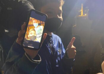 Un niño brasileño logró acercarse a Messi para tomarse una foto con el argentino y la reacción del capitán es fantástica