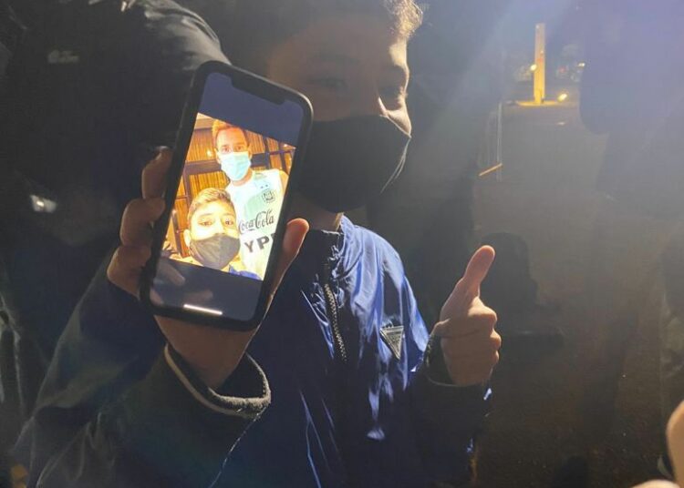 Un niño brasileño logró acercarse a Messi para tomarse una foto con el argentino y la reacción del capitán es fantástica