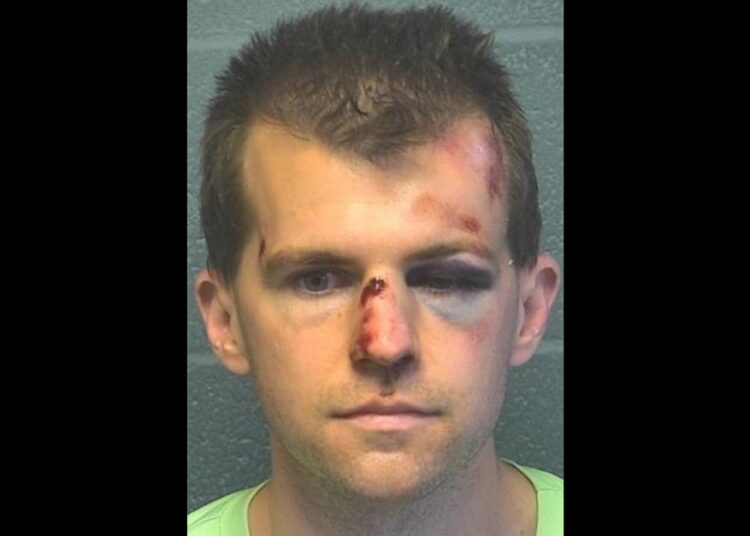 Un hombre da una paliza al pastor de una iglesia después de que lo sorprendiera tocando indebidamente a su hijo de 9 años