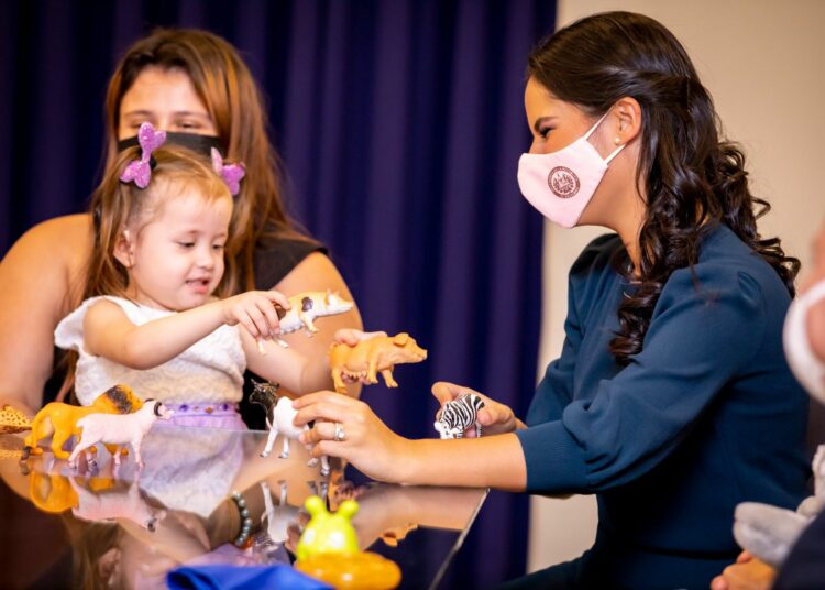 Niños salvadoreños escuchan por primera vez la voz de su madre tras cirugía de implantes cocleares