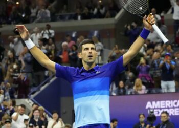 Novak Djokovic venció a Zverev y está a un partido de completar el Grand Slam