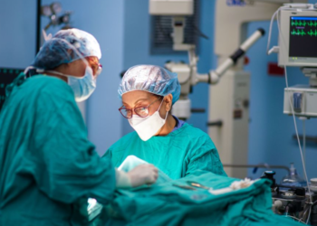 Como parte de la Política Crecer Juntos, Salud realiza jornada de cirugías de ojos en el Hospital Bloom