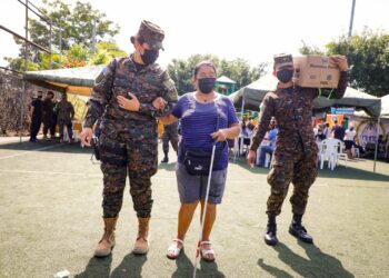 Gobierno entrega paquetes alimentarios en Soyapango