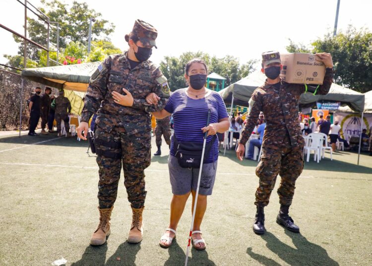 Gobierno entrega paquetes alimentarios en Soyapango