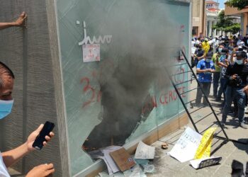 Manifestantes prenden fuego a cajero Chivo en Plaza Gerardo Barrios durante protestas de este 15 de septiembre
