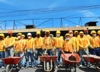 Privados de libertad apoyan limpieza de escombros del mercado San Miguelito