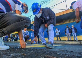 Alcaldía de San Salvador suspende cobro de impuestos a vendedores afectados por el incendio en San Miguelito y comienza adecuación de puestos temporales
