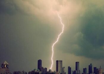 ¿Pueden los rayos caer dos veces en el mismo sitio? Este es el momento en el que un rayo impacta hasta 11 veces seguidas contra una farola en China