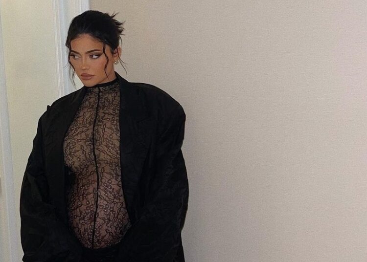 Kylie Jenner eleva la temperatura con ardiente sesión de fotos