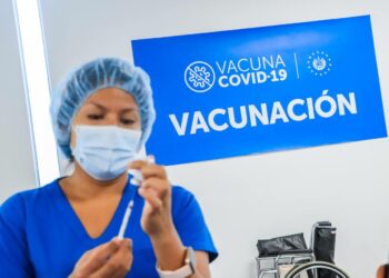 Salvadoreños podrían ser vacunados con una tercera dosis contra la covid-19