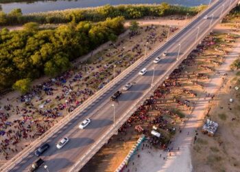 Prohíben los vuelos de drones sobre un puente en Texas tras difundirse imágenes aéreas de miles de migrantes en la zona