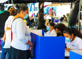 Comerciantes y familias acudieron a jornada de vacunación móvil en zona del mercado San Miguelito