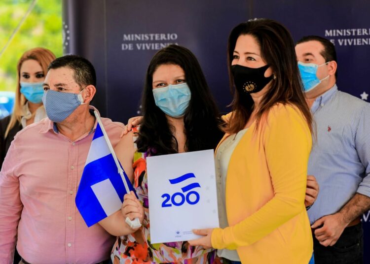 Ministerio de Vivienda entregó escrituras de propiedad a 86 familias en La Unión