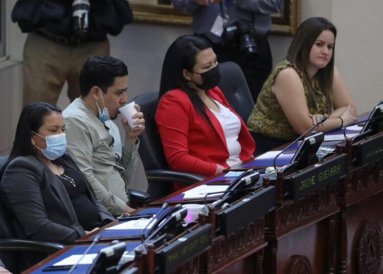 FMLN se opone a que salvadoreños en el exterior puedan votar y postularse a cargos públicos