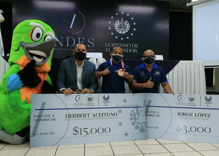 INDES entregó premio a Herbert Aceituno por su medalla de bronce en los Juegos Paralímpicos de Tokio