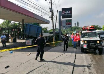 Dos personas fallecen tras ser embestidas por rastra en la Troncal del Norte
