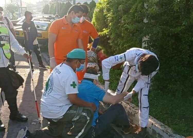 Accidente de tránsito frente al mercado Zacamil deja un hombre no vidente lesionado
