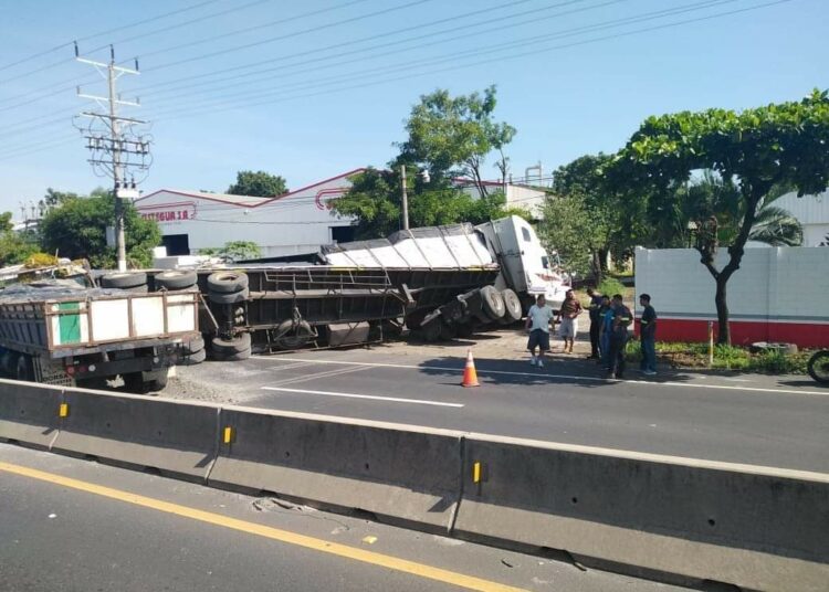 Se reporta fuerte accidente de tránsito en carretera a Sonsonate
