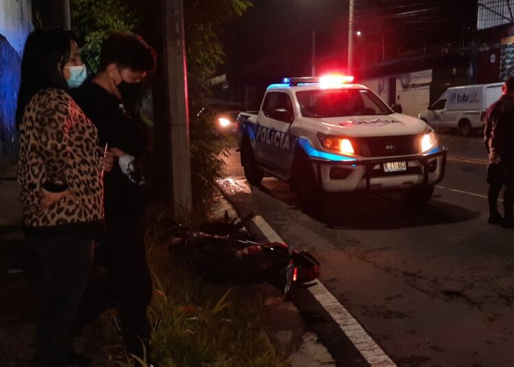Accidente entre automóvil y motocicleta deja un hombre lesionado