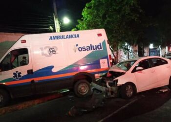 Se reportan 2 lesionados tras accidente de tránsito frente al Hospital El Salvador
