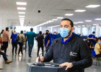 Este domingo inició en El Salvador la aplicación de una tercera dosis de vacuna contra la covid-19