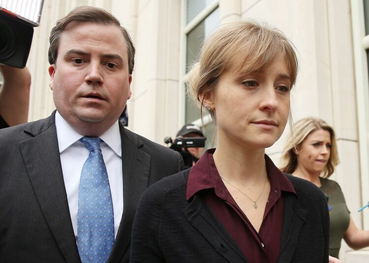 La actriz Allison Mack entra en prisión por su participación en la secta NXIVM